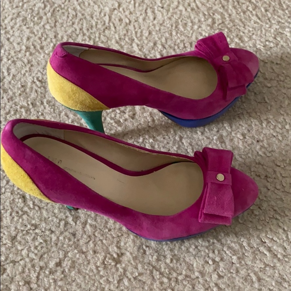 Multi colored platform pumps